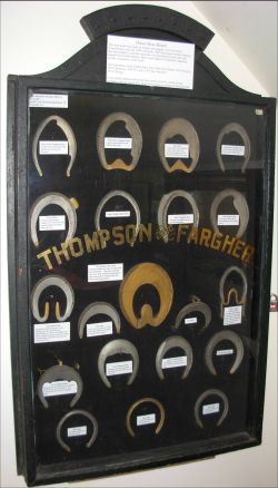 (Horeshoe display)